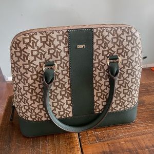 DKNY purse, looks new!